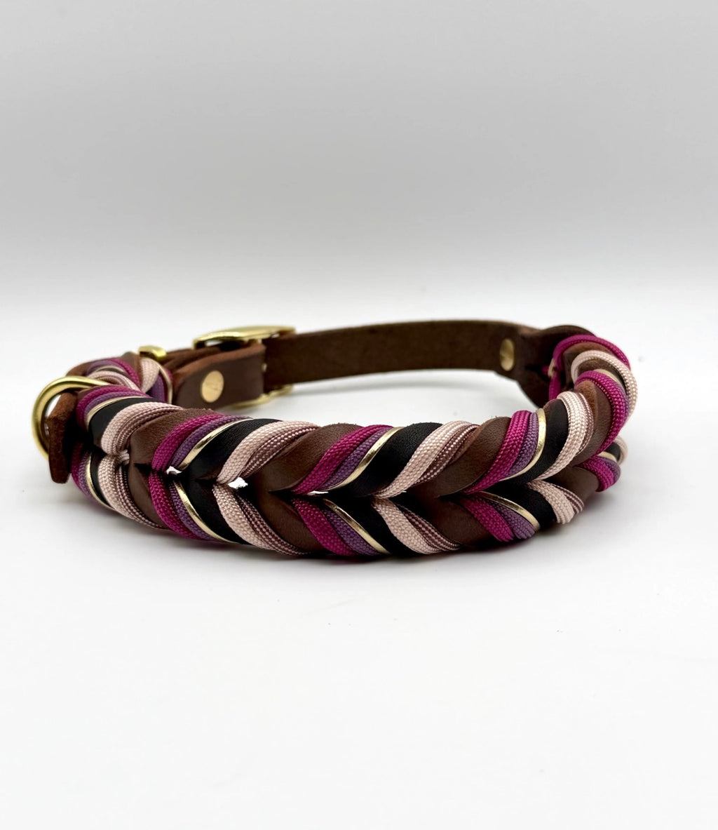 Hundehalsband „Wild Berry“ – handgeflochten aus Fettleder & Paracord
