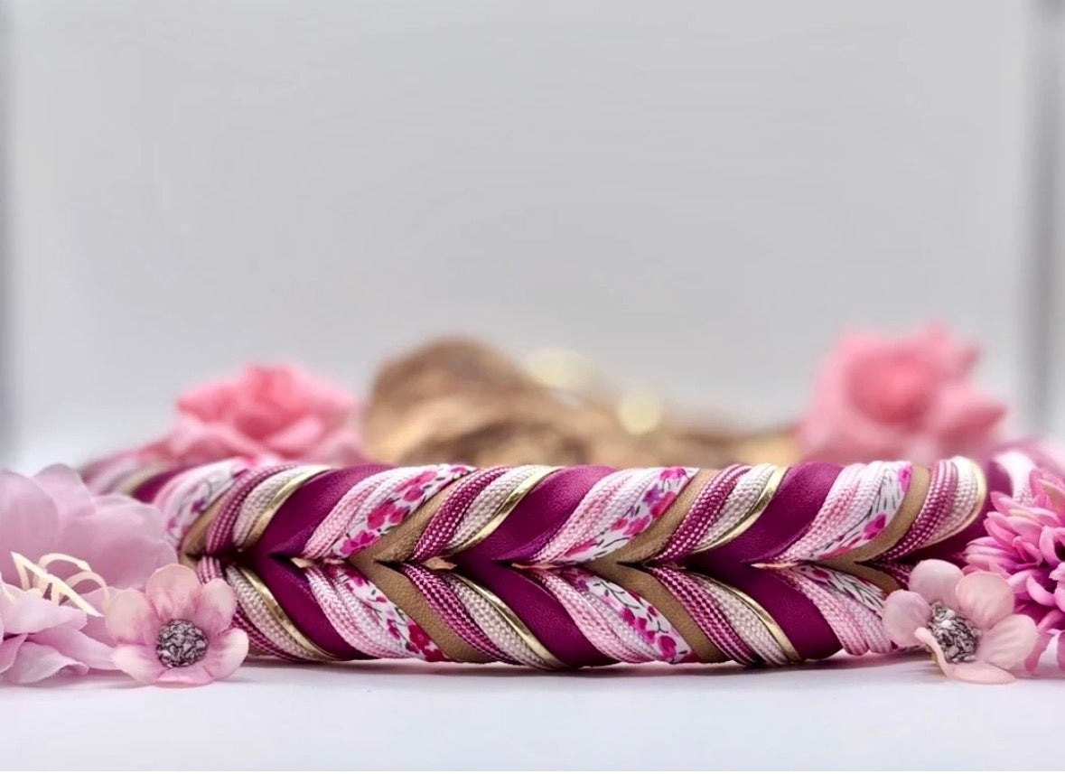 Hundehalsband „Blüte Pink/Bordeaux“ – handgeflochten aus Fettleder & Paracord