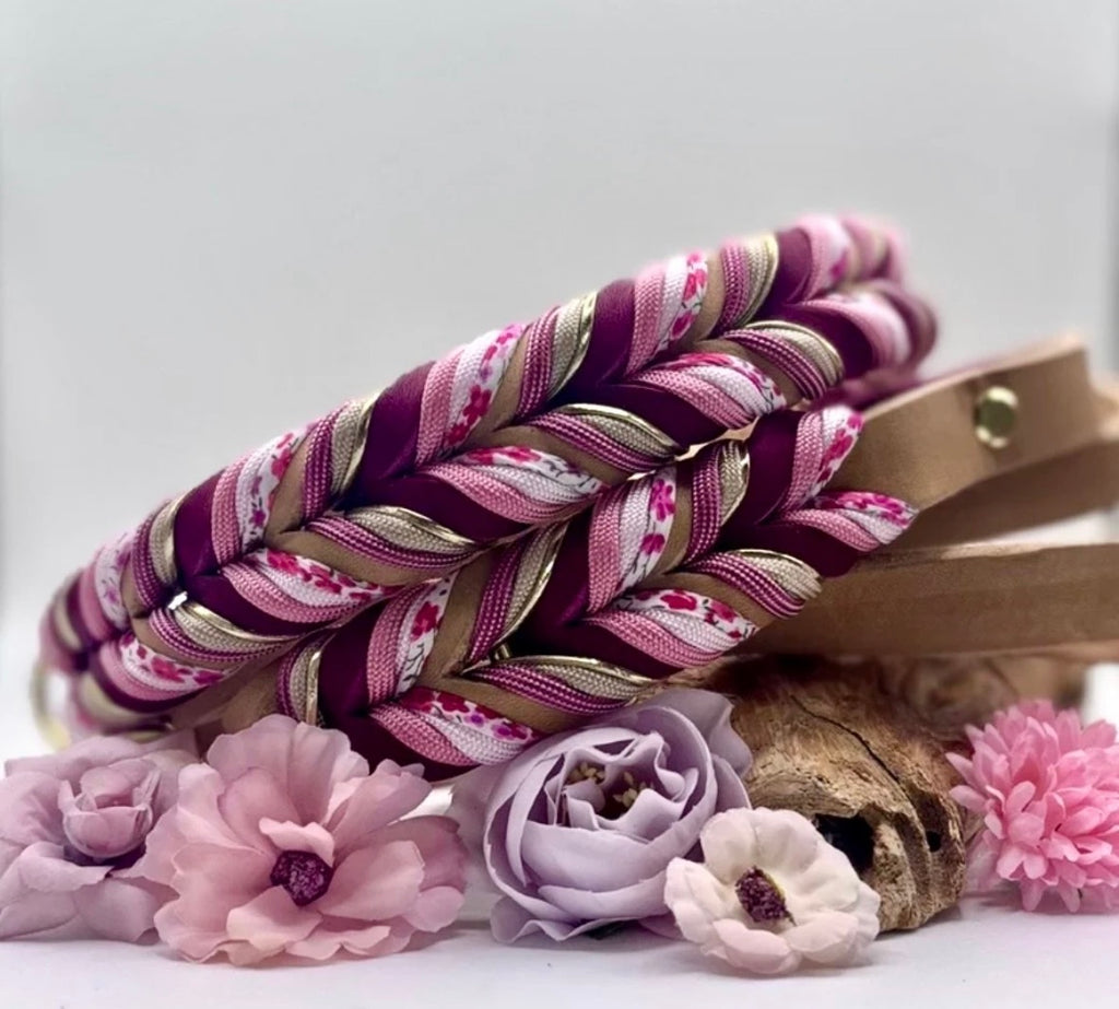 Hundehalsband „Blüte Pink/Bordeaux“ – handgeflochten aus Fettleder & Paracord