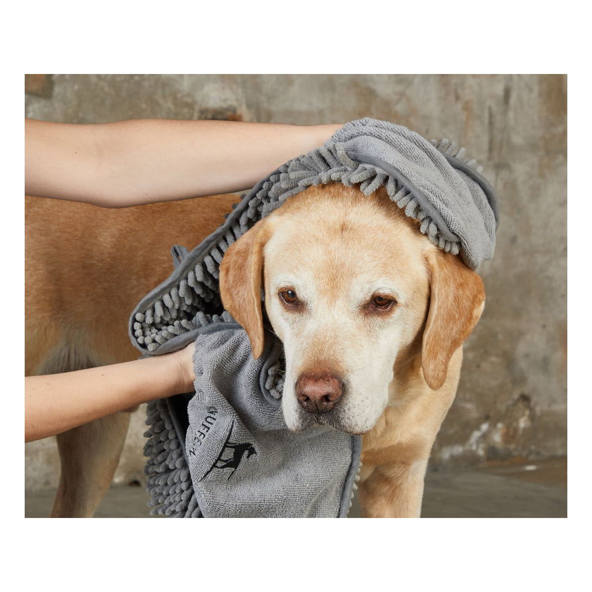Knuffelwuff saugstarkes Hundehandtuch aus Mikrofaser mit praktischen Handtaschen